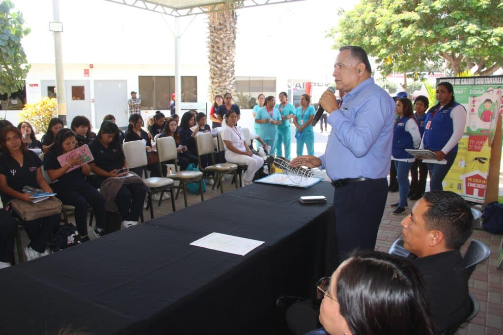 Dr. Alfredo Mendieta Leyva se dirige a estudiantes durante campaña de salud de la UPSJB