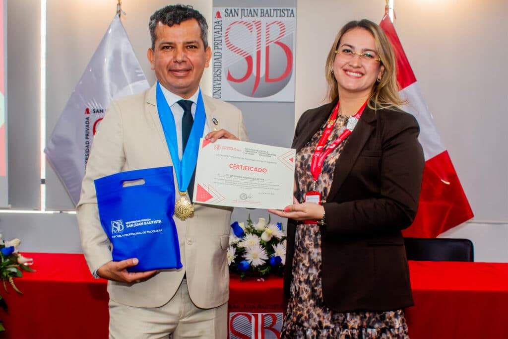 Reconocimiento al Dr. Cristhian Rodrigues Neyra, directivo del Colegio de Psicólogos del Perú (Consejo Directivo Regional I – Lima y Callao), quien compartió reflexiones sobre el ejercicio profesional y los desafíos actuales de la psicología.