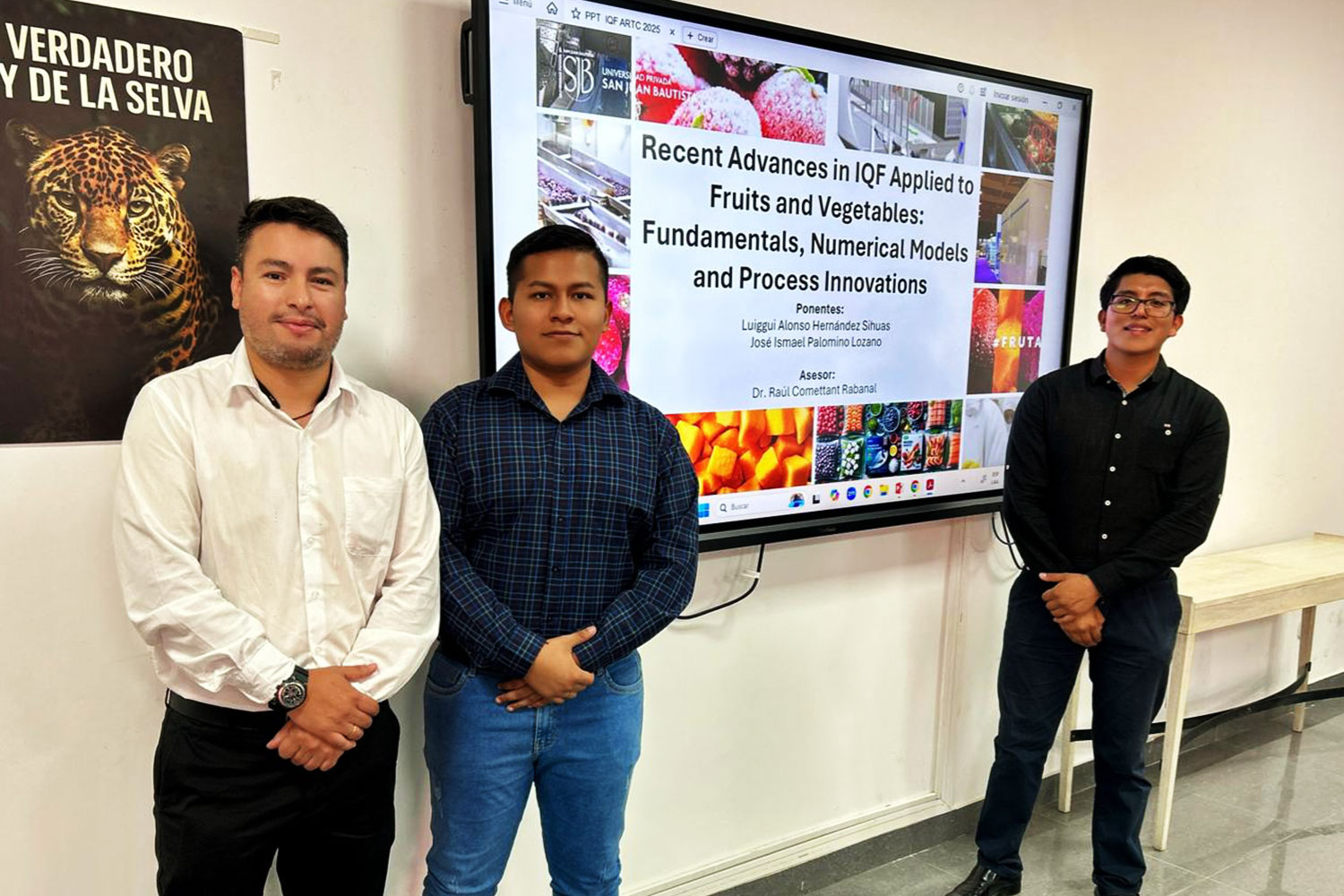 Tres integrantes de la UPSJB posan frente a una pantalla con presentación sobre tecnología IQF aplicada a alimentos, tras lograr publicación científica en revista Q1.