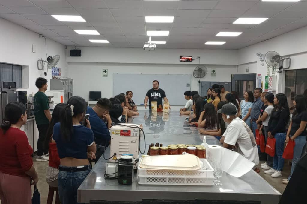 Estudiantes ingresantes de la UPSJB en Lima reciben una charla técnica en el laboratorio de ingeniería en industrias alimentarias con insumos procesados.