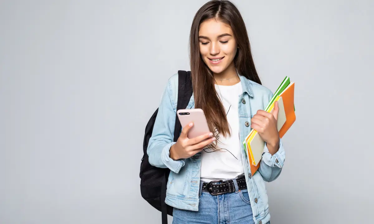 Estudiante usando apps para la universidad.