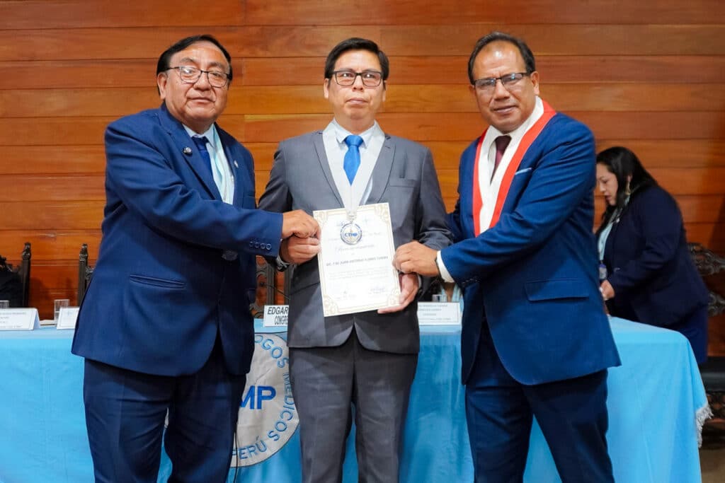 Dr. Antonio Flores Tumba recibe reconocimiento junto a congresista y decano del CTMP en ceremonia nacional de Tecnología Médica