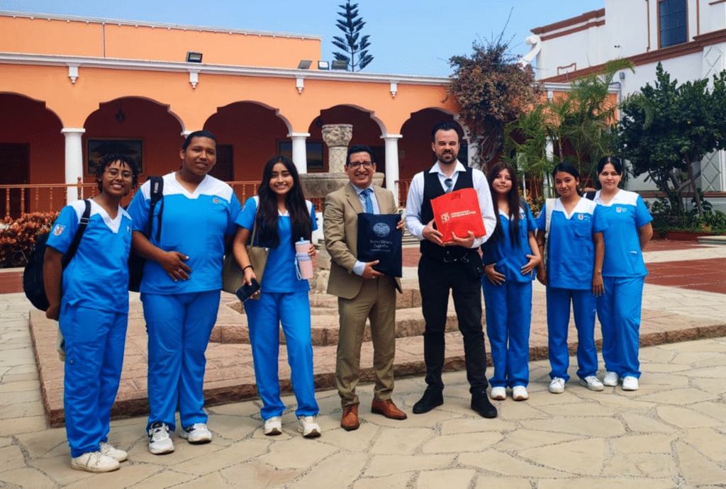 Sr. Bernard Špoljarić junto a estudiantes y el Dr. Willian Sánchez Tenorio en la UPSJB