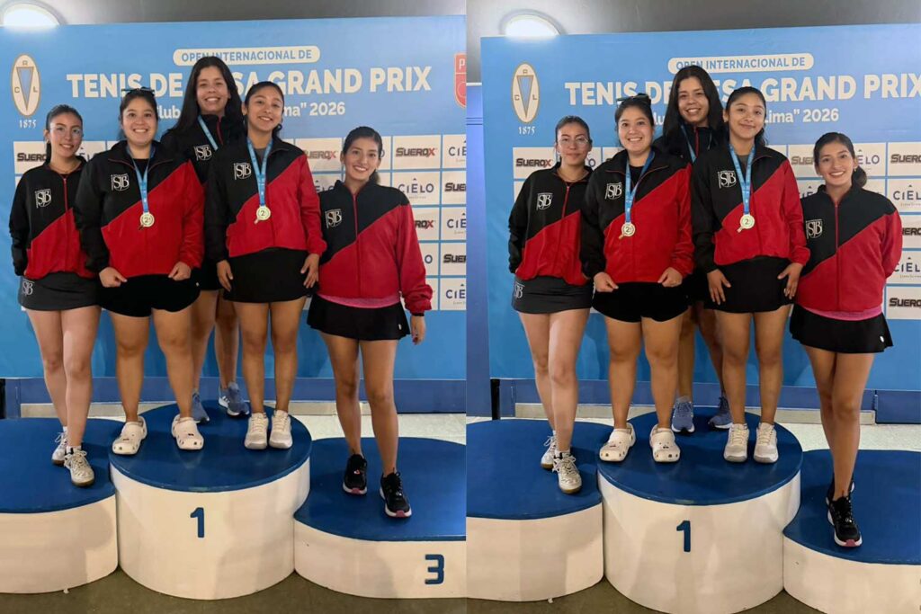 Un grupo de tres estudiantes mujeres de la UPSJB en un podio recibiendo medallas de plata en el Open Internacional de Tenis de Mesa 2026.