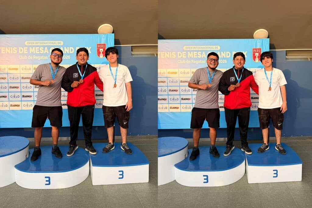 Un primer plano de tres estudiantes hombres de la UPSJB en un podio recibiendo medallas de bronce en el Open Internacional de Tenis de Mesa 2026.
