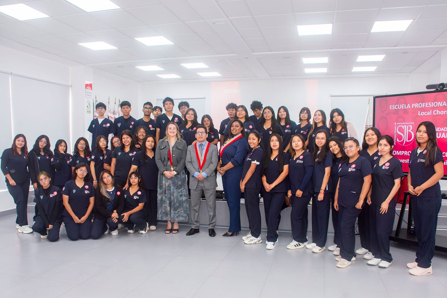 Foto grupal de estudiantes de la Escuela Profesional de Psicología de la UPSJB junto a las autoridades académicas en el campus Chorrillos durante la ceremonia de investidura.