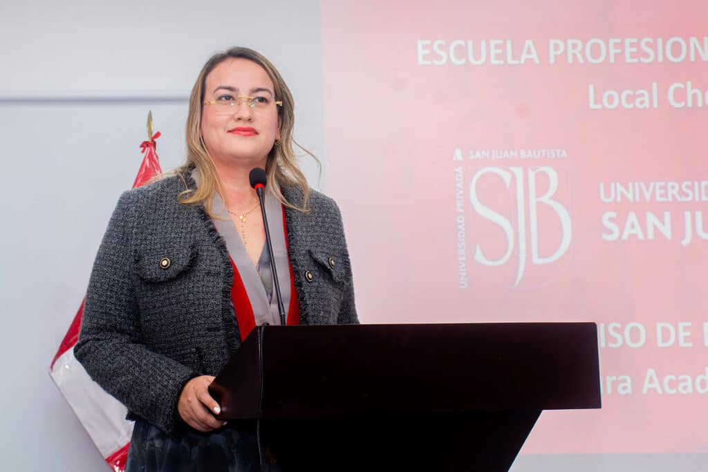 UPSJB fortalece la formación ética con la Ceremonia de Investidura Académica en Psicología 1 La Mag. Leisdy Paola Salazar García, Directora (e) de la Escuela Profesional de Psicología ofreciendo un discurso desde el podio durante la ceremonia de investidura en psicología.