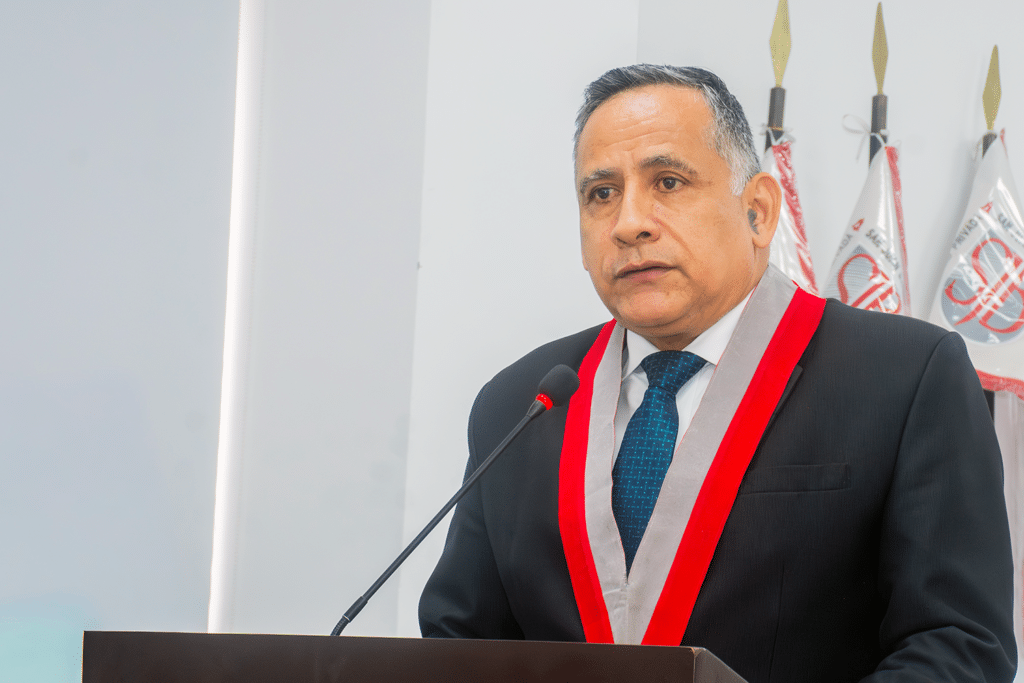 UPSJB realizó ceremonia de entrega de diplomas a nuevos maestros y especialistas 3 Primer plano del Rector encargado de la UPSJB, Dr. Alfredo Mendieta Leyva, ofreciendo un discurso protocolar en el podio durante la ceremonia de entrega de diplomas.