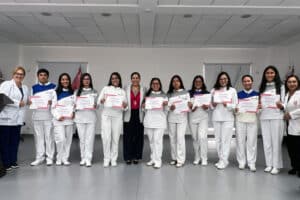 Estudiantes de Estomatología de la UPSJB posan con constancias junto a la Mag. Goretty García Luna durante la ceremonia La Primera Sonrisa UPSJB.