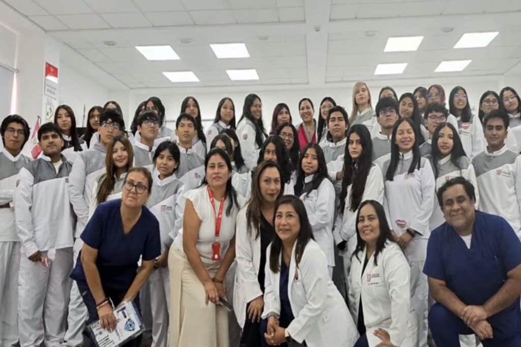Inspiradora ceremonia La Primera Sonrisa UPSJB marcó el inicio de nuevos estudiantes de Estomatología en Lima e Ica 1 Grupo de estudiantes de Estomatología de la UPSJB posa junto a docentes y la Mag. Goretty García Luna tras la ceremonia La Primera Sonrisa UPSJB.