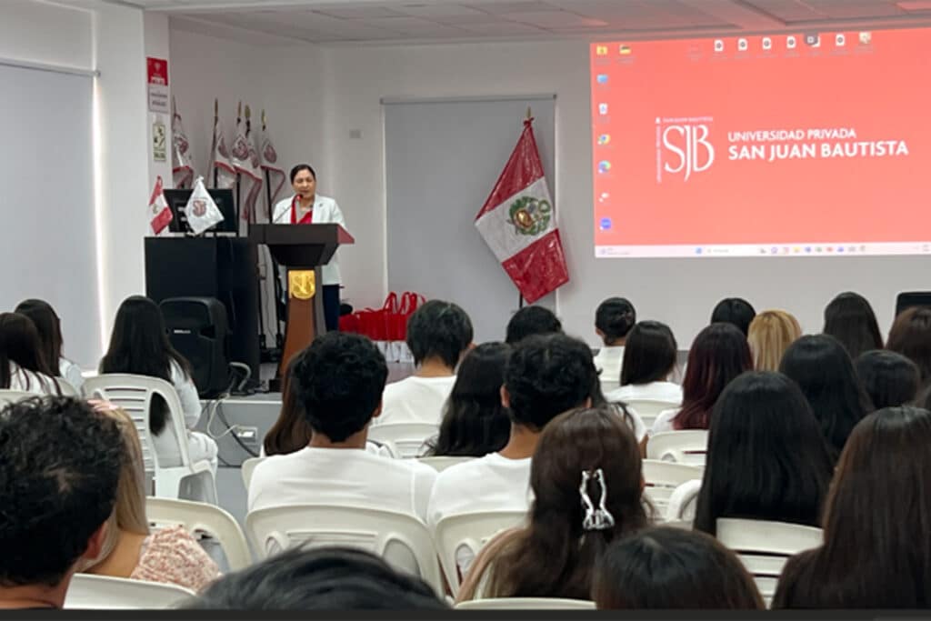 Inspiradora ceremonia La Primera Sonrisa UPSJB marcó el inicio de nuevos estudiantes de Estomatología en Lima e Ica 2 La Mag. Goretty García Luna dirige unas palabras a estudiantes y familiares durante la ceremonia La Primera Sonrisa UPSJB.