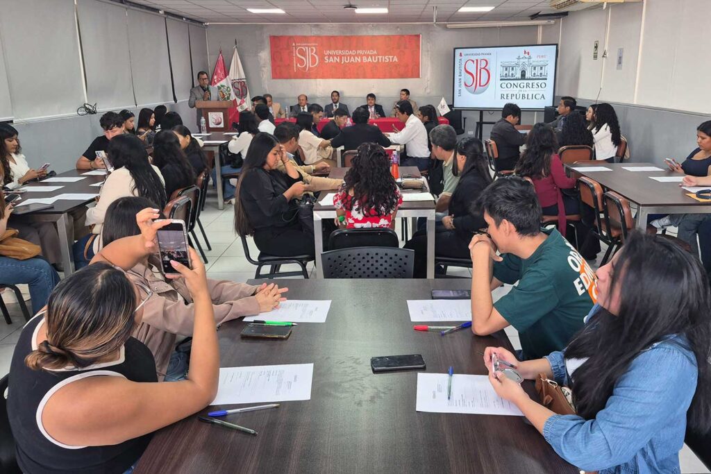 Vista general del aula con estudiantes de Derecho participando en el Taller de Formación Parlamentaria.