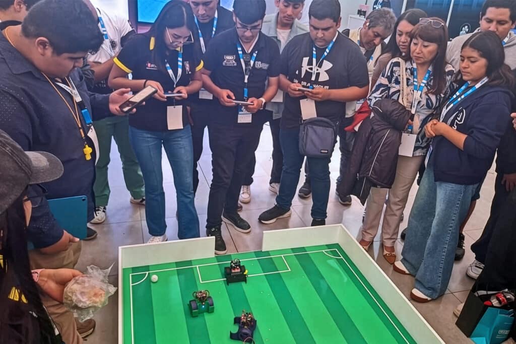 Estudiantes UPSJB participaron en el Perú Hub Digital Universitario 2026 y destacaron en torneo de robótica 1 np peruhub.26 competencia2