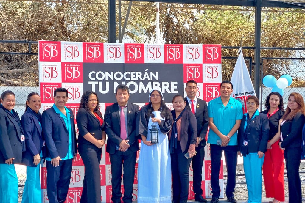 UPSJB Filial Ica realizó emotiva Ceremonia de la Luz para estudiantes de Enfermería 2 Autoridades universitarias, docentes y estudiantes de Enfermería participaron en la emotiva Ceremonia de la Luz realizada en la UPSJB Filial Ica, acompañados de la representación especial de Florence Nightingale.