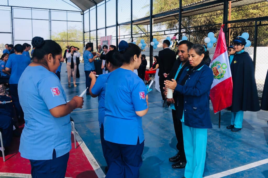 UPSJB Filial Ica realizó emotiva Ceremonia de la Luz para estudiantes de Enfermería 1 Durante la Ceremonia de la Luz, los estudiantes de Enfermería participaron en el tradicional encendido de velas, símbolo del compromiso, la vocación de servicio y el cuidado de la vida.
