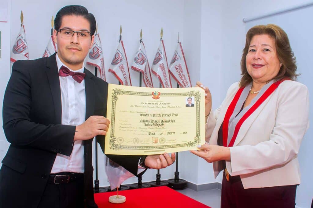 UPSJB realizó ceremonia de entrega de diplomas a nuevos maestros y especialistas 1 La Dra. Sofía Romero Coz entregando formalmente el diploma impreso de Maestro en Derecho Procesal Penal al egresado Anthony Willian Aguero Pon.