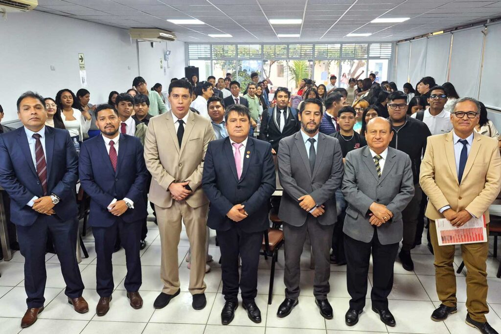 Autoridades de la UPSJB y del Congreso junto a estudiantes de Derecho en el taller en Ica.