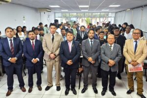 Autoridades de la UPSJB y del Congreso junto a estudiantes de Derecho en el taller en Ica.