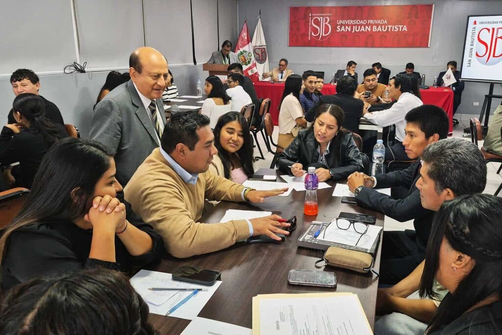 Estudiantes de Derecho de la UPSJB en mesas de trabajo durante el taller práctico de formación parlamentaria.