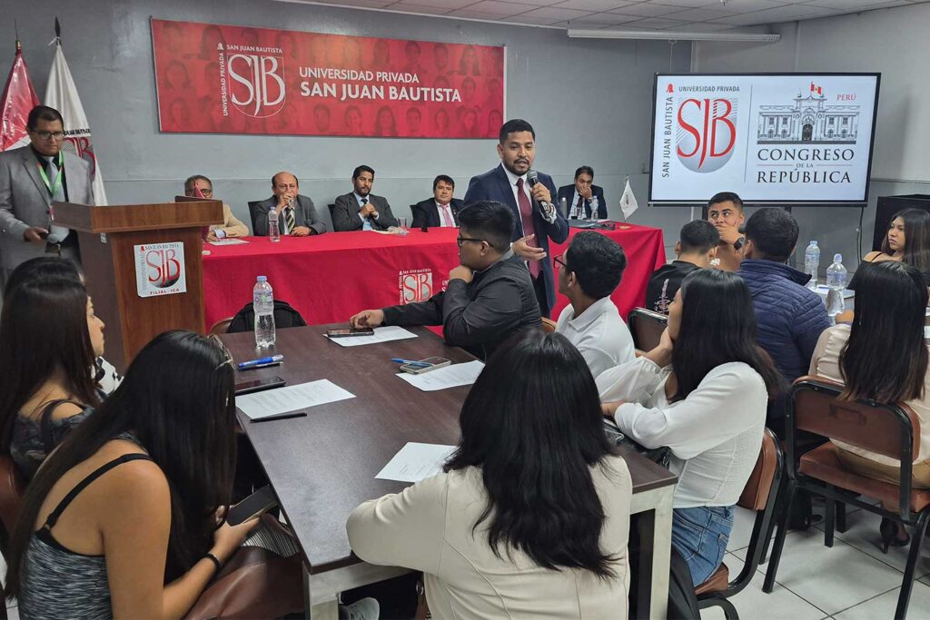 Dr. César Muriche exponiendo ante los estudiantes de Derecho en el Taller de Formación Parlamentaria en Ica.