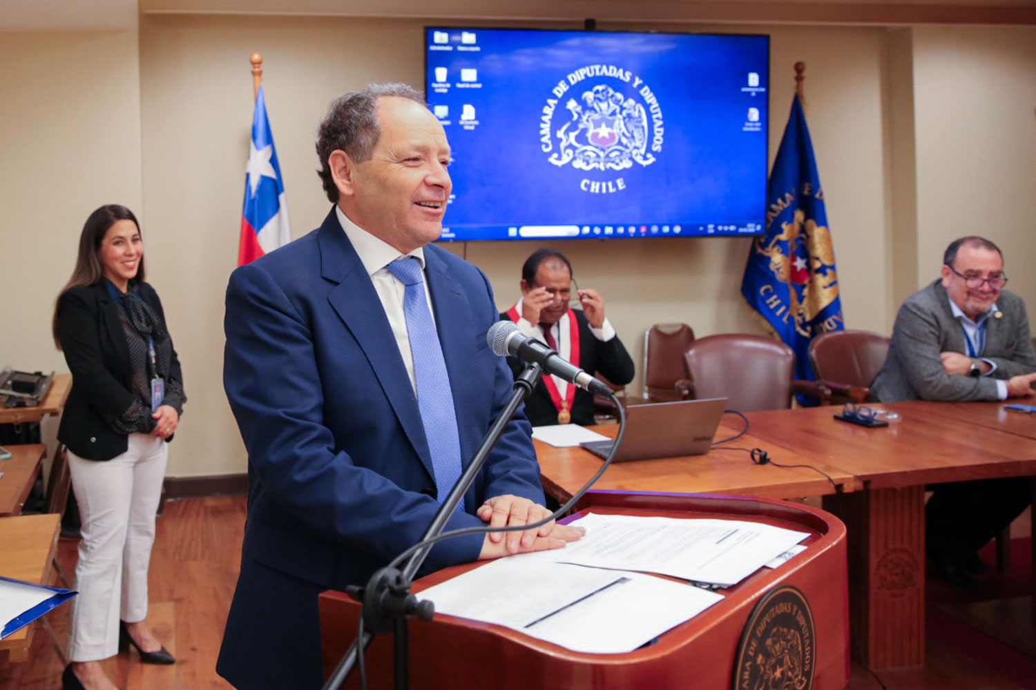 Dr. Luis Rojas Gallardo, brinda palabras de bienvenida a los estudiantes y representantes de la Maestría en Derecho, Gestión Parlamentaria y Sistemas Electorales de la Universidad Privada San Juan Bautista en la Academia Parlamentaria de la Cámara de Diputadas y Diputados de la República de Chile.