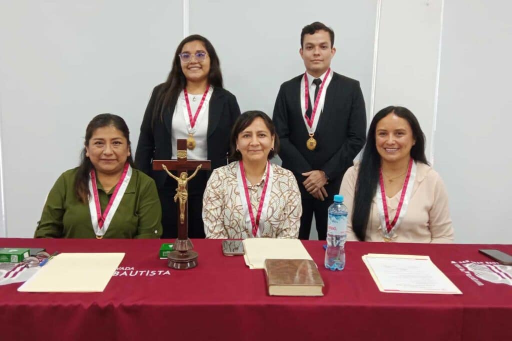 Sustentación de tesis en Estomatología aborda adhesión de postes de fibra 1 Bachilleres de Estomatología UPSJB junto al jurado tras la sustentación de tesis.