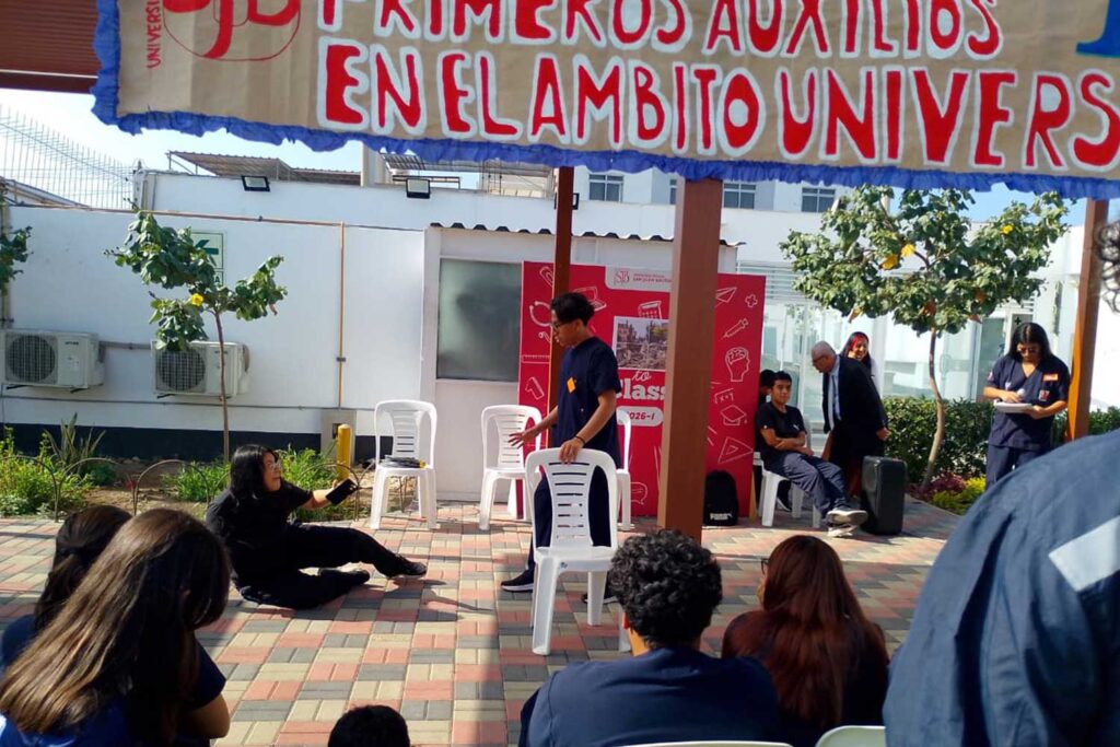 Campaña de Gestión de Riesgo en el Ámbito Universitario fortalece competencias de estudiantes de Psicología de la UPSJB 1 Estudiantes de Psicología de la UPSJB realizan una demostración práctica de primeros auxilios durante una campaña universitaria.