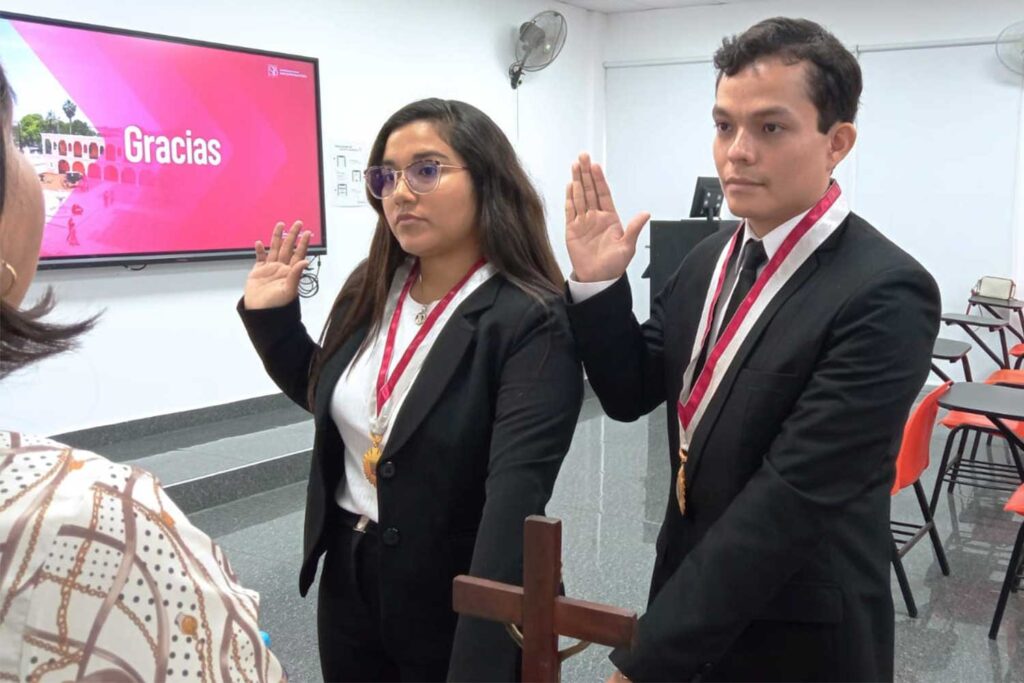 Sustentación de tesis en Estomatología aborda adhesión de postes de fibra 2 Bachilleres UPSJB realizan juramento tras aprobar su sustentación de tesis en Estomatología.