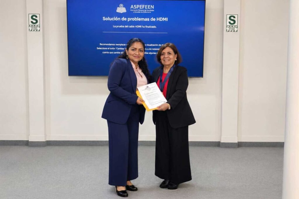 La Dra. Eda Lescano Albán, presidenta de ASPEFEEN, hace entrega de la Resolución de Afiliación a la Dra. Isabel Núñez Mori, directora de la Escuela Profesional de Enfermería de la Universidad Privada San Juan Bautista.
