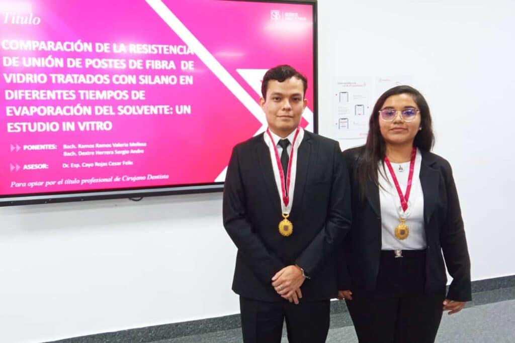 Bachilleres presentan tesis sobre postes de fibra de vidrio tratados con silano en Estomatología.
