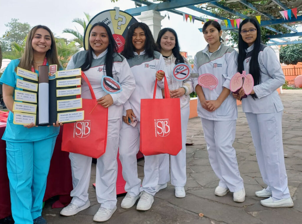 Ambientes libres de tabaco: UPSJB promueve la prevención y el bienestar en Feria de Salud en campus Chorrillos 1 Participantes reciben materiales educativos durante feria de ambientes libres de tabaco en la UPSJB.