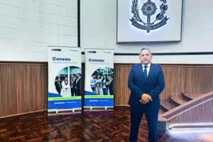Dr. Alfredo Mendieta, rector de la UPSJB, durante la presentación del Modelo de Acreditación Institucional de Universidades y Escuelas de Posgrado 2026 organizada por Coneau sobre Acreditación institucional universitaria.