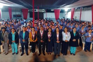Estudiantes de Enfermería sostienen velas junto a autoridades durante la Ceremonia de la Luz en la UPSJB Filial Chincha.
