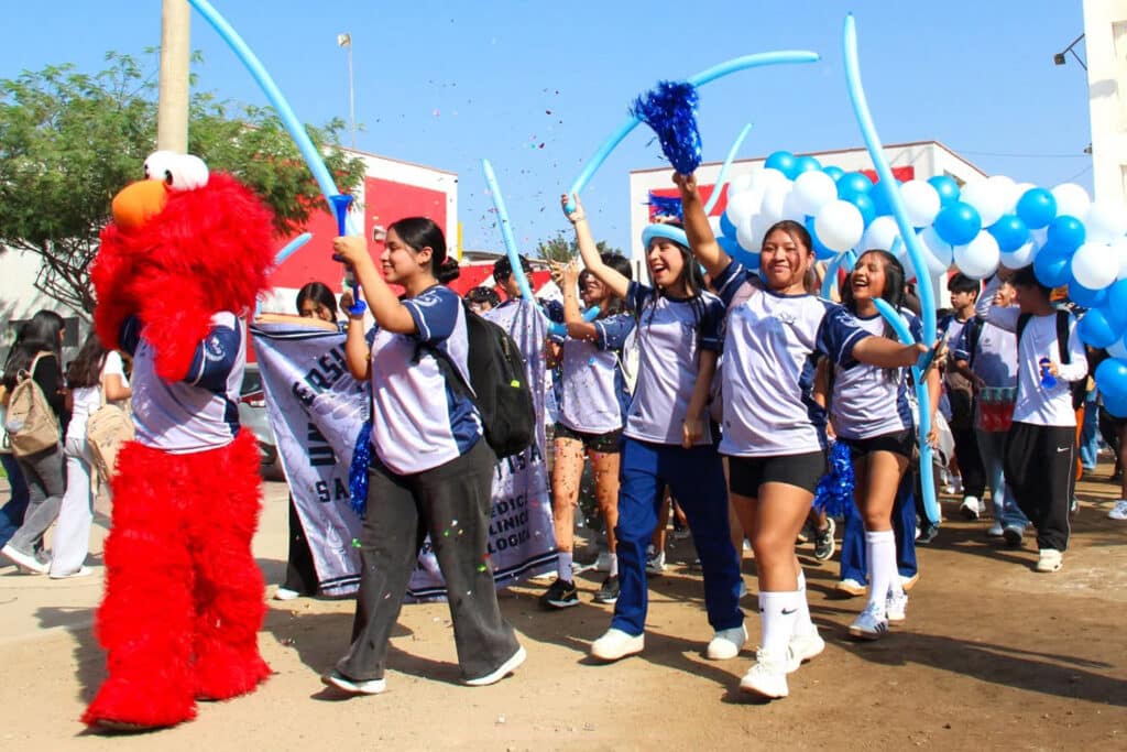 Copa Cachimbo 2026: la UPSJB fortaleció la integración estudiantil en Lima, Ica y Chincha 4 Estudiantes de la Universidad Privada San Juan Bautista Filial Chincha participan en el pasacalle de bienvenida con barras, mascotas y globos durante la Copa Cachimbo 2026.