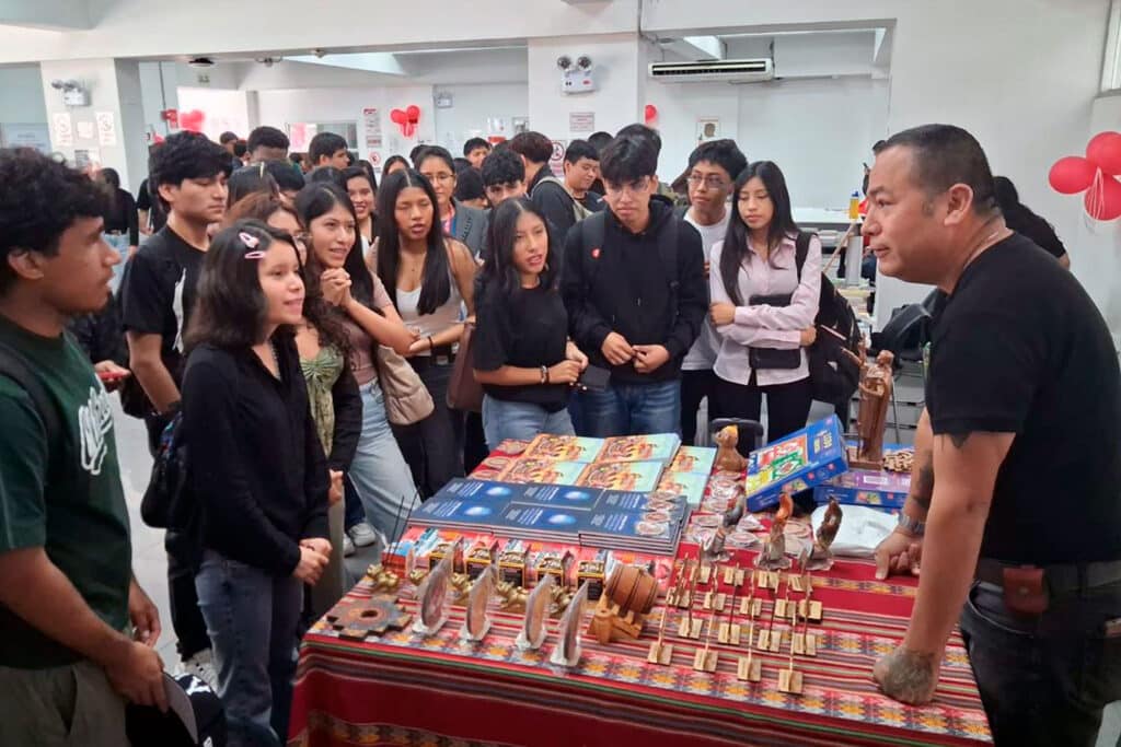 La comunidad sanjuanina de Chincha recorrió los espacios de exhibición bibliográfica, impulsando el aprendizaje autónomo y el desarrollo del pensamiento crítico.