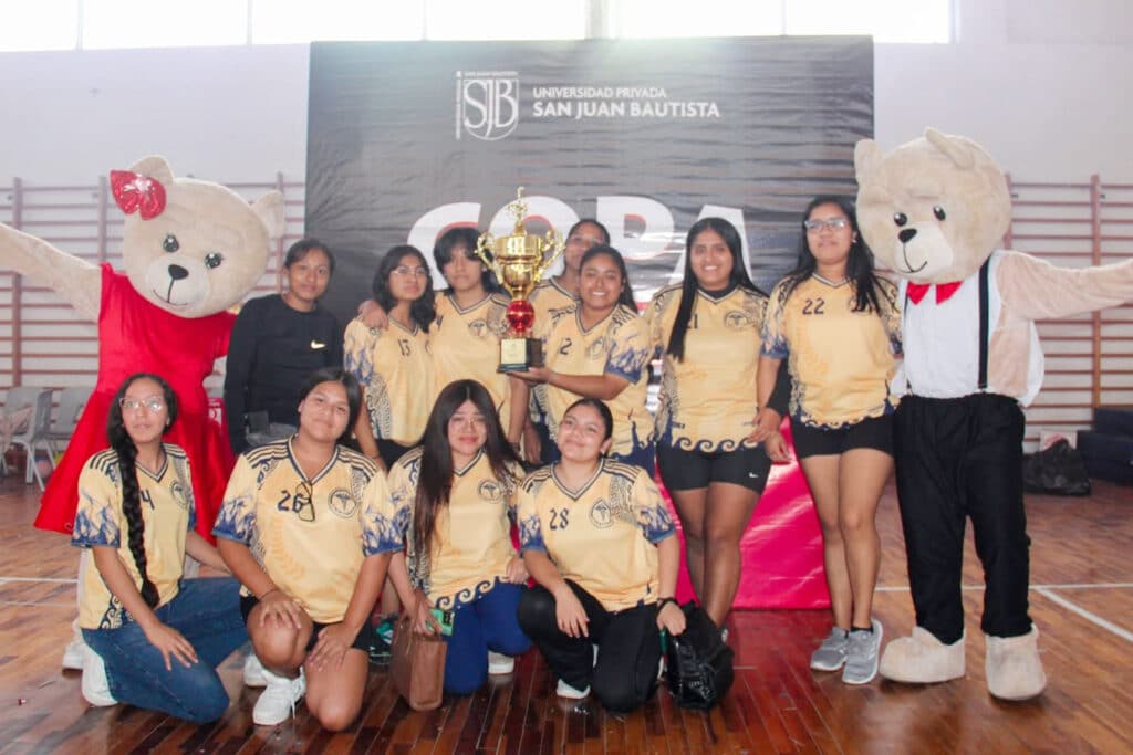 Copa Cachimbo 2026: la UPSJB fortaleció la integración estudiantil en Lima, Ica y Chincha 6 Equipo femenino de estudiantes de la UPSJB Filial Chincha celebra con trofeo y mascotas tras ganar una de las competencias de la Copa Cachimbo 2026.