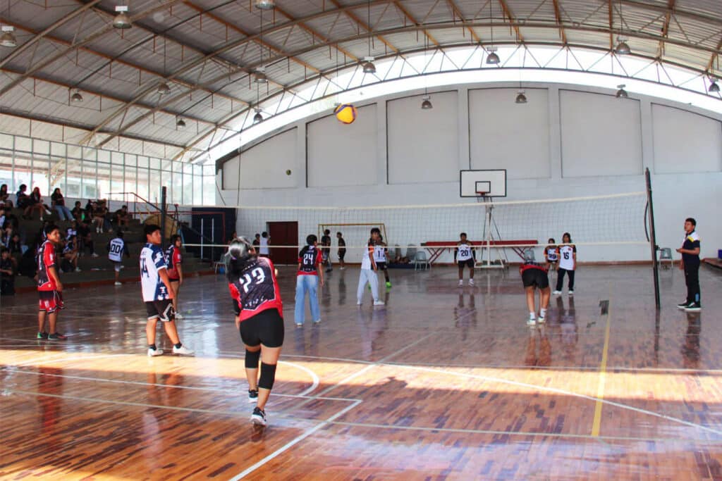 Copa Cachimbo 2026: la UPSJB fortaleció la integración estudiantil en Lima, Ica y Chincha 5 Estudiantes participan en un partido de vóley mixto durante la Copa Cachimbo 2026 en el coliseo deportivo de la Universidad Privada San Juan Bautista Filial Chincha.