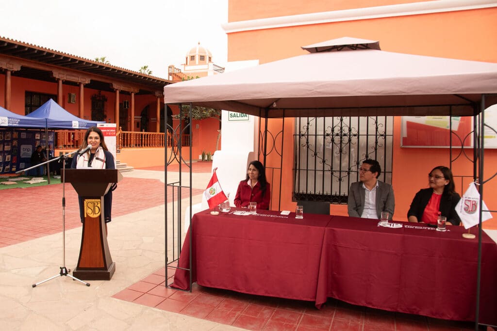 La Dra. Leny Bravo Luna, vicerrectora académica y de investigación de la UPSJB, brindó palabras de bienvenida durante la inauguración de Plaza de la Lectura, destacando la importancia de la promoción de la lectura universitaria.