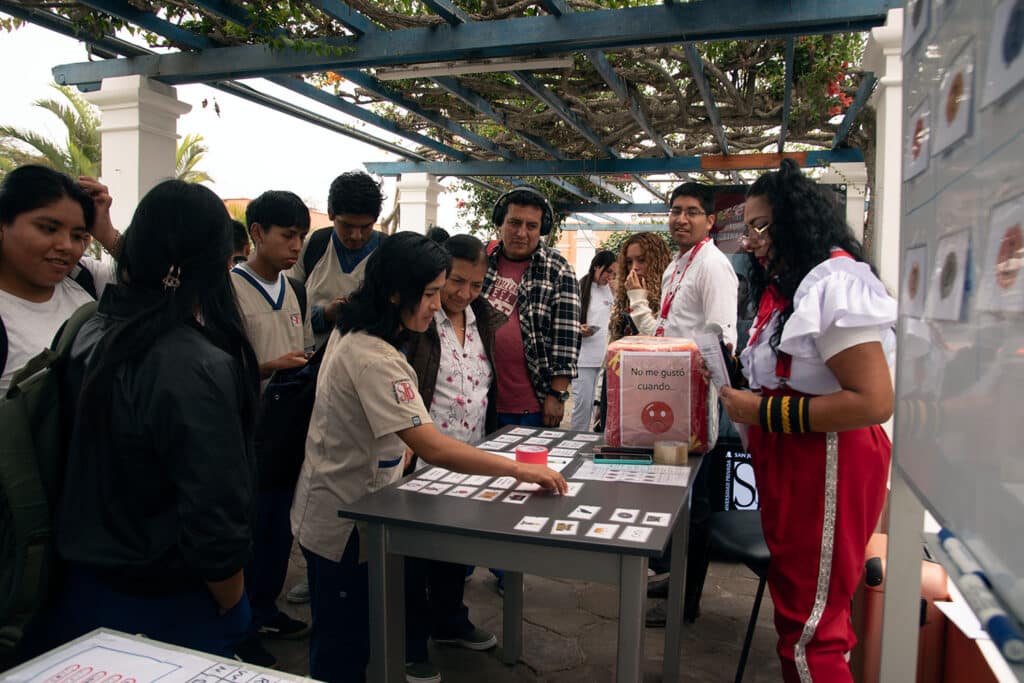 Estudiantes de la UPSJB recorrieron los stands de libros y participaron activamente en esta jornada académica orientada a fortalecer el hábito lector y el acceso al conocimiento.