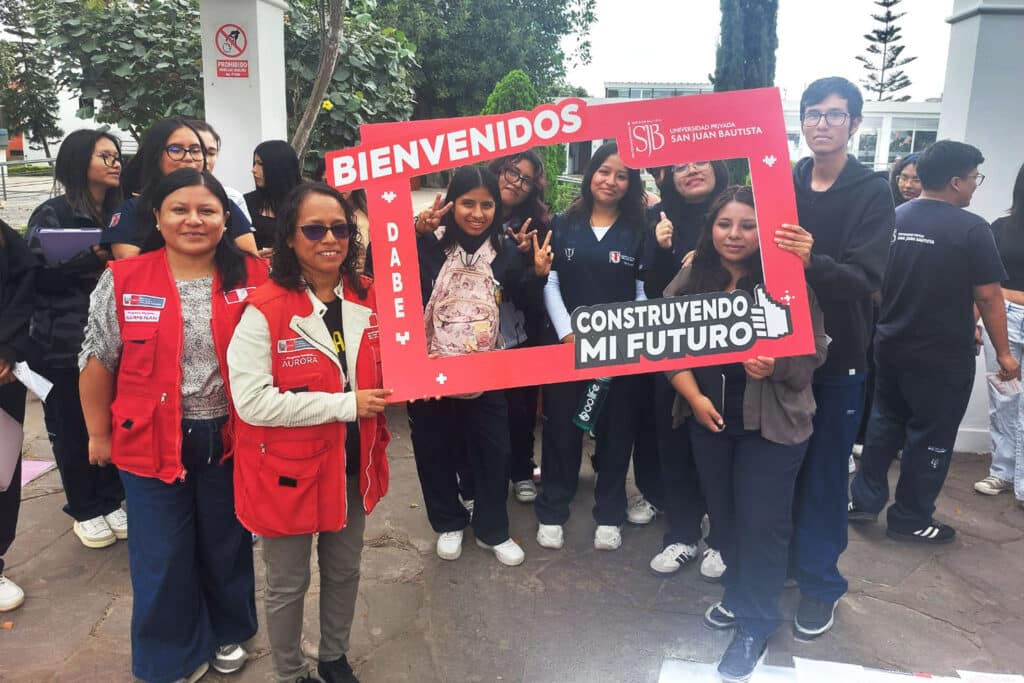 Prevención de violencia contra la mujer y hostigamiento sexual: UPSJB fortalece una cultura universitaria de respeto 2 Estudiantes y especialistas posan con un marco institucional durante la campaña de sensibilización sobre prevención de violencia y hostigamiento sexual en la UPSJB.
