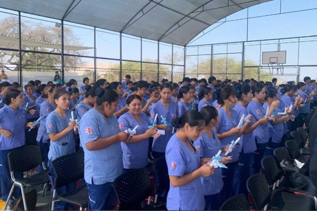 Estudiantes de Enfermería sostienen velas durante la Ceremonia de la Luz en la UPSJB Filial Ica.