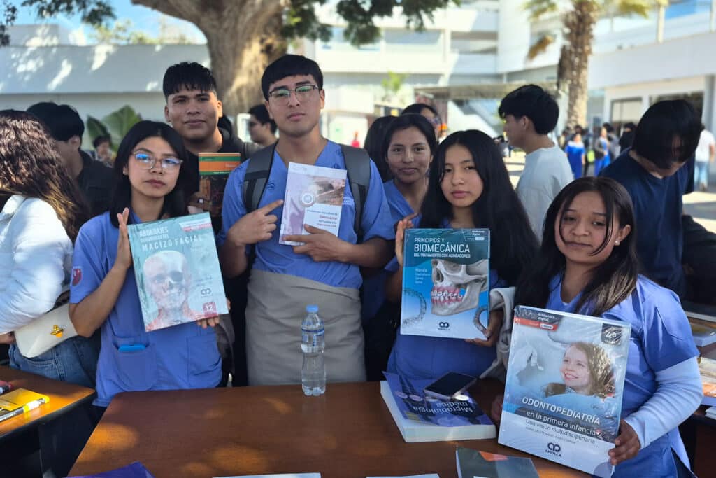 Estudiantes de la filial Ica participaron en la primera edición de Plaza de la Lectura, fortaleciendo sus competencias académicas a través del contacto con diversas publicaciones.