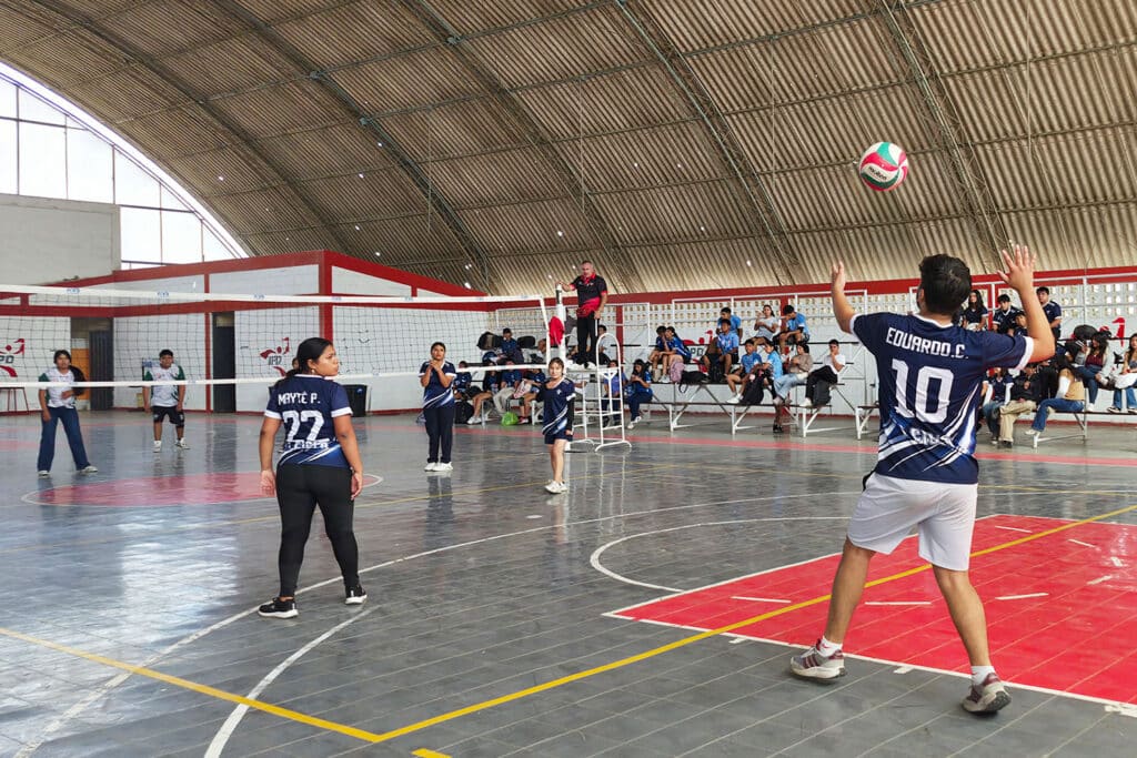 Copa Cachimbo 2026: la UPSJB fortaleció la integración estudiantil en Lima, Ica y Chincha 2 Estudiantes de la Universidad Privada San Juan Bautista Filial Ica participan en un partido de vóley mixto durante la Copa Cachimbo 2026.