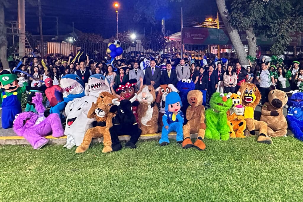 Copa Cachimbo 2026: la UPSJB fortaleció la integración estudiantil en Lima, Ica y Chincha 1 Estudiantes, autoridades y mascotas participan en la presentación de barras durante la Copa Cachimbo 2026 en la Universidad Privada San Juan Bautista Filial Ica.