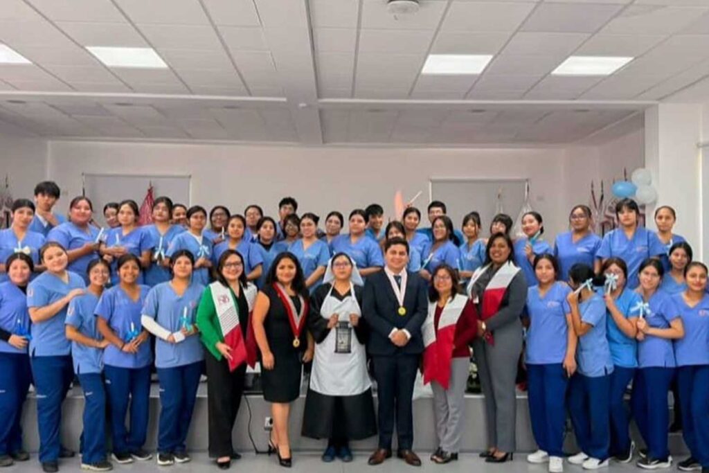 Estudiantes de Enfermería y autoridades participan en fotografía grupal durante la Ceremonia de la Luz en campus Chorrillos.