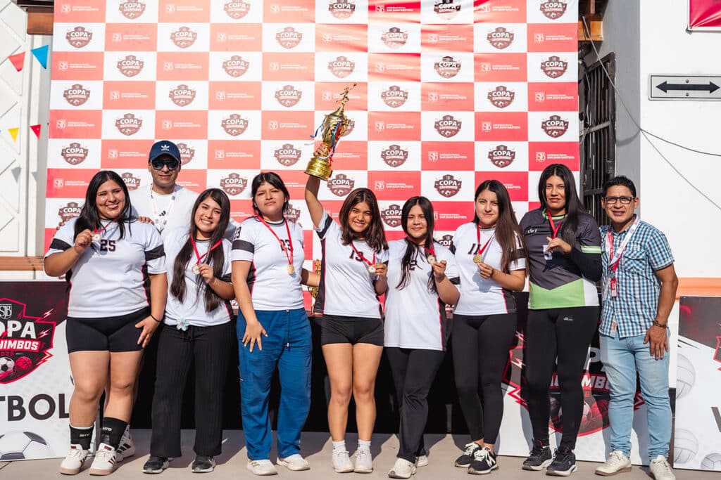 Copa Cachimbo 2026: la UPSJB fortaleció la integración estudiantil en Lima, Ica y Chincha 7 Estudiantes de la Universidad Privada San Juan Bautista reciben medallas y trofeo tras ganar la competencia de vóley femenino en la Copa Cachimbo 2026 en el campus Chorrillos.