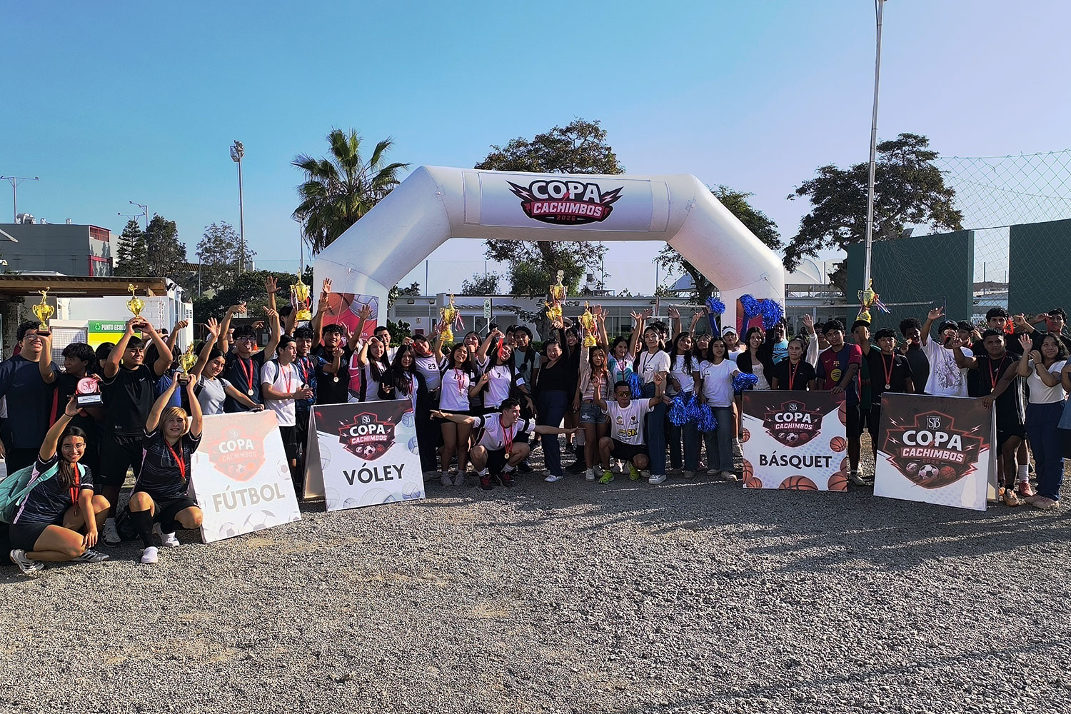 Fotografía grupal de estudiantes participantes y ganadores de la Copa Cachimbo 2026 en la Universidad Privada San Juan Bautista campus Chorrillos.