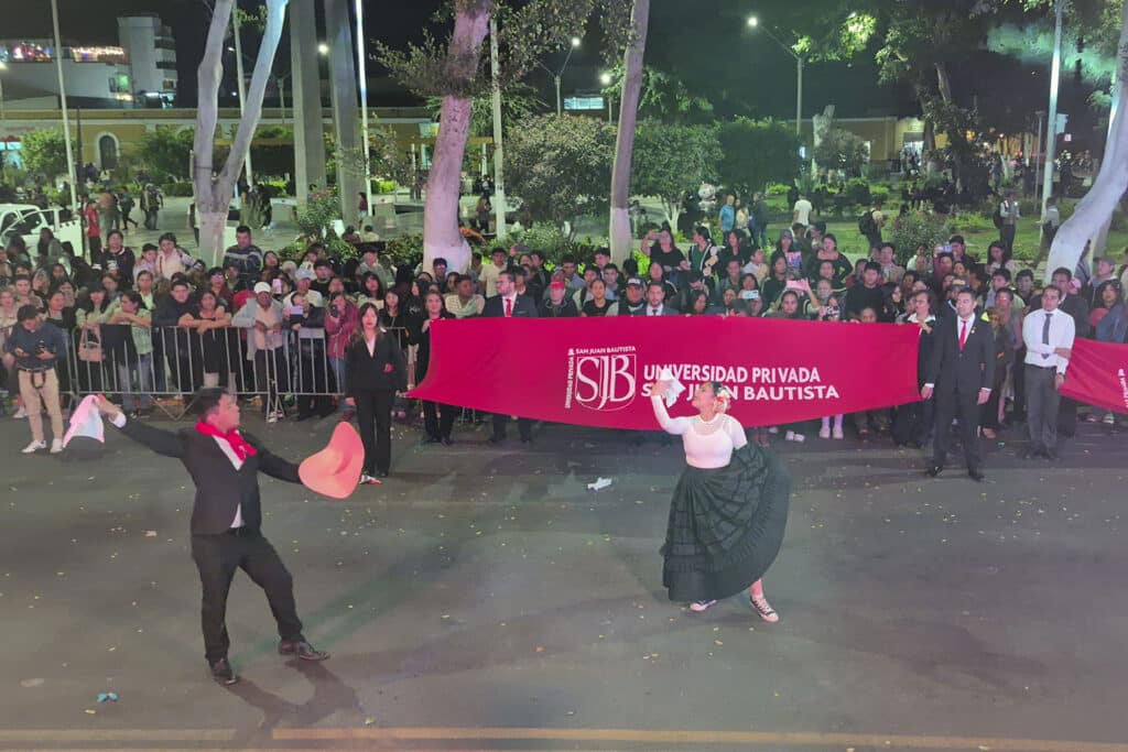 UPSJB brilló en el gran pasacalle costumbrista y reafirmó su compromiso con la cultura e identidad de Ica 3 Pareja de bailarines ejecutando marinera con vestimenta tradicional durante el pasacalle por el aniversario de Ica, acompañados por la delegación de la UPSJB.