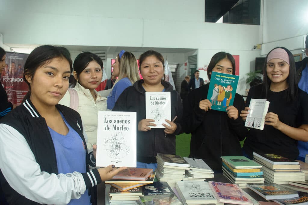 Comunidad universitaria de la UPSJB participó en actividades de promoción de la lectura universitaria, explorando material bibliográfico y compartiendo espacios de aprendizaje.