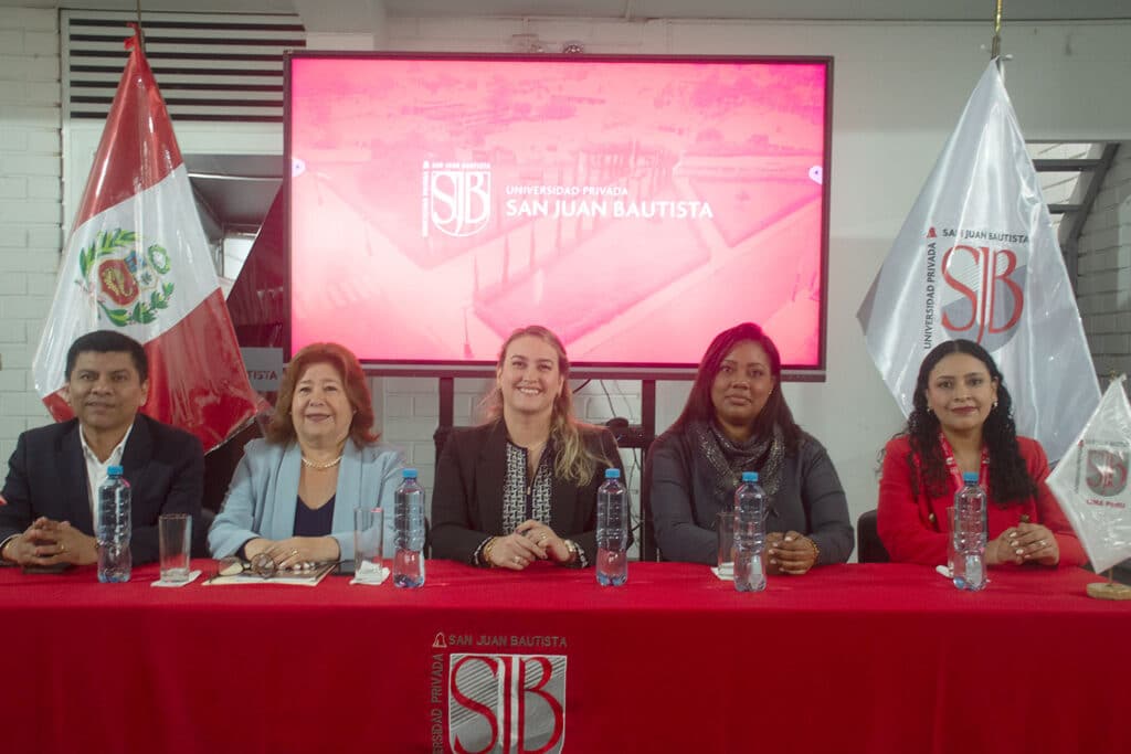 Mesa de autoridades durante el desarrollo de Plaza de la Lectura en la sede San Borja, reafirmando el compromiso institucional con la formación integral y la cultura.